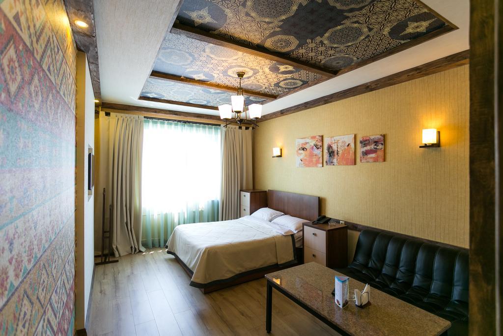 Delphin Guest House Бішкек Екстер'єр фото