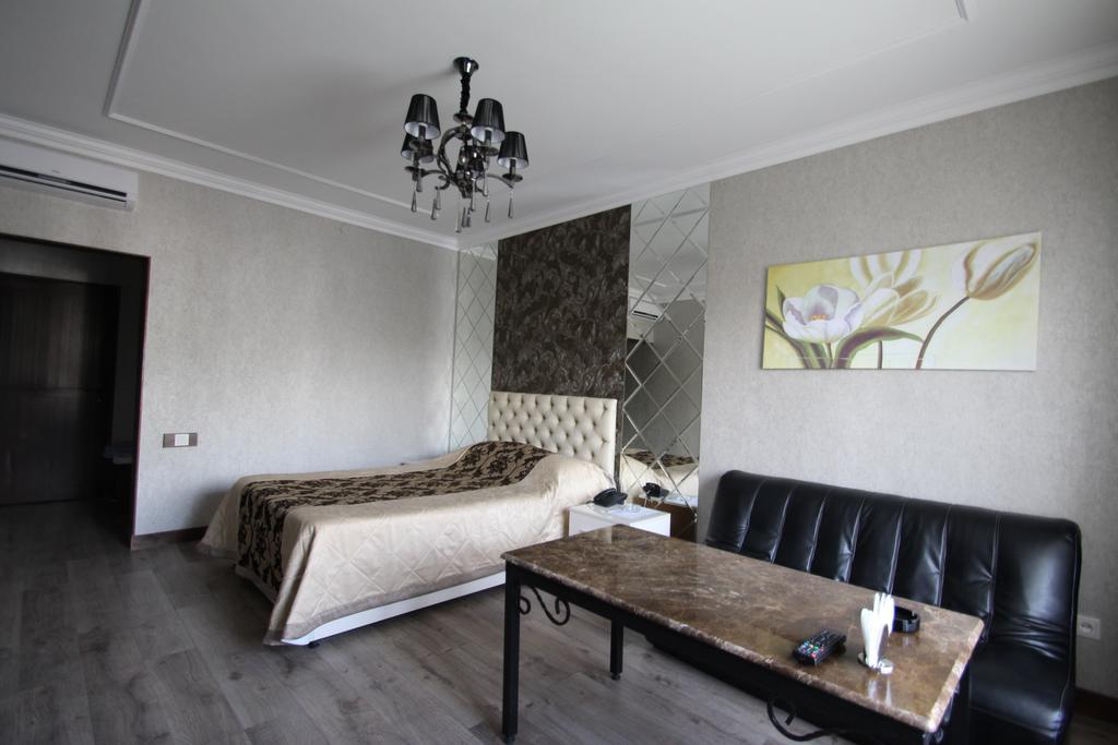 Delphin Guest House Бішкек Екстер'єр фото