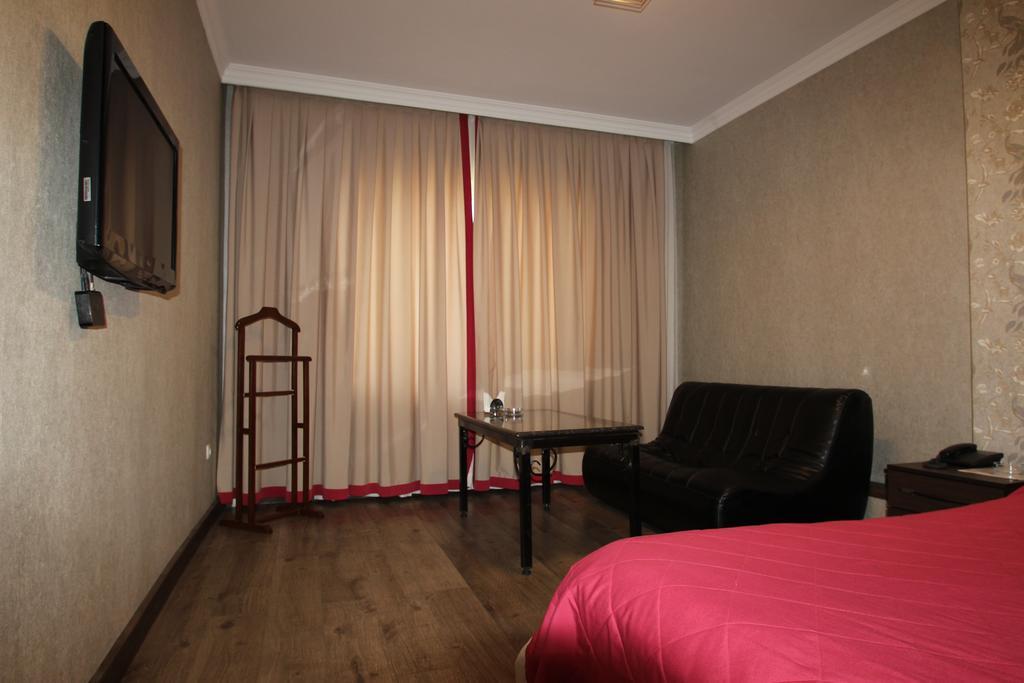 Delphin Guest House Бішкек Екстер'єр фото