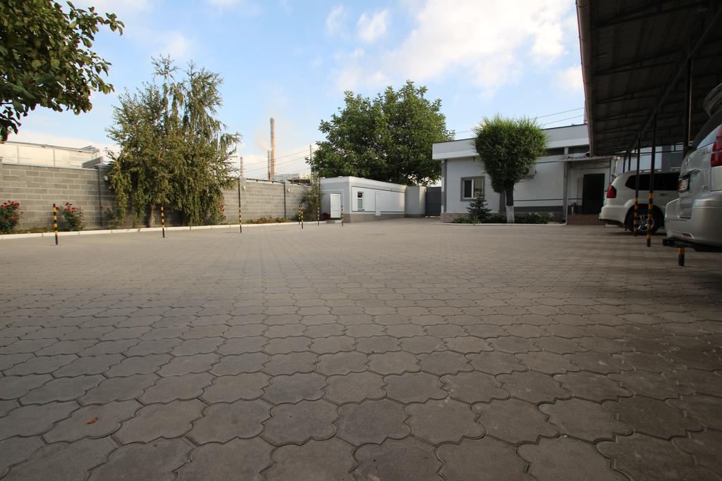 Delphin Guest House Бішкек Екстер'єр фото